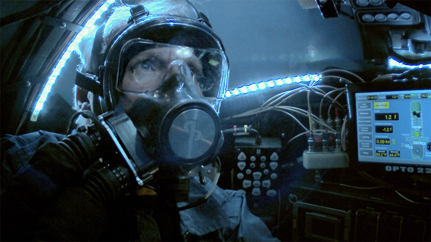 Der Entdecker und Filmemacher James Cameron führt an Bord des U-Bootes Challenger Deep Brandschutzübungen mit dem maßgeschneiderten Rettungsrettungssystem von AP Diving durch.